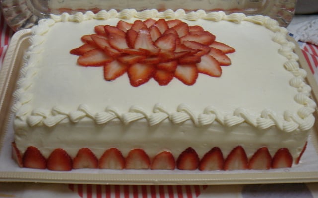 Bolo de aniversário de chocolate branco