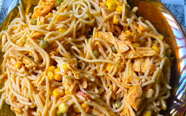 Macarronada de frango com creme de leite