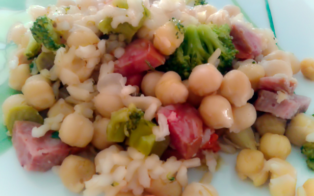 Risoto com calabresa e grão de bico