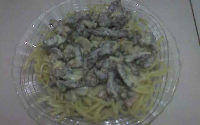 Talharim ao Molho Branco com Ervilhas, Cenouras e Carne.