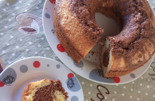 Bolo mesclado de laranja com chocolate