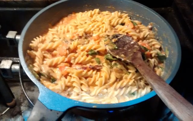 Massa vegetariana ao molho de mostarda dijon