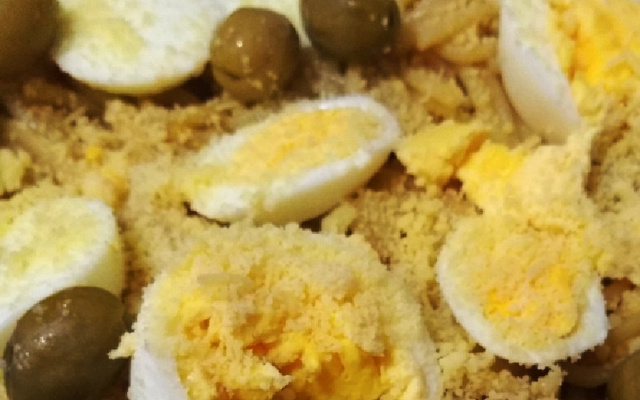 Espaguete com linguiça calabresa no molho