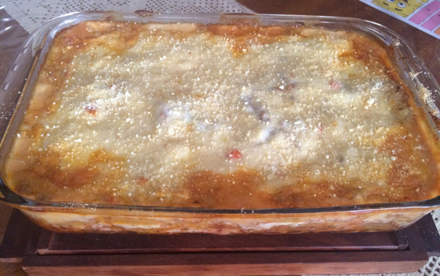 Lasanha com molho branco e bolonhesa