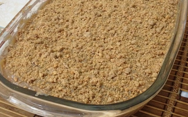 Pavê de paçoca na travessa finalizada com paçoca