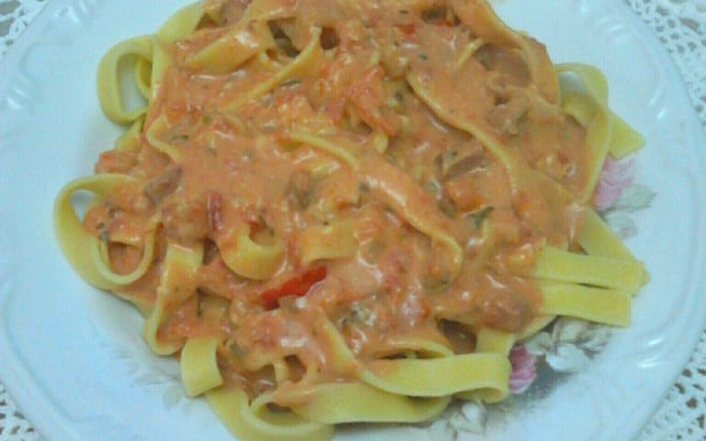 Penne ao molho rosé com bacon e calabresa