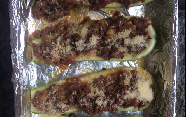 Canoa de abobrinha recheada com carne moída