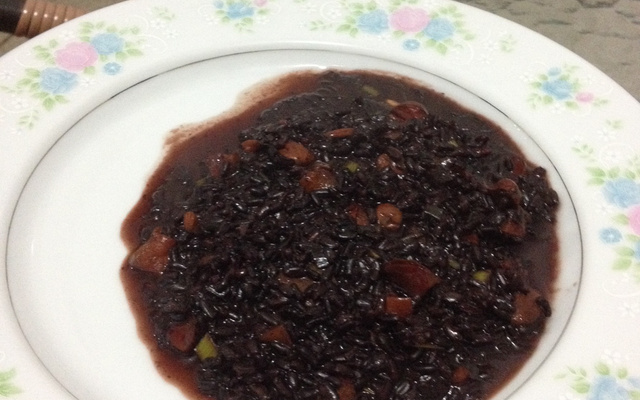Arroz negro com amêndoas e damasco