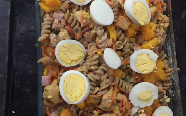 Salada mista light com macarrão integral