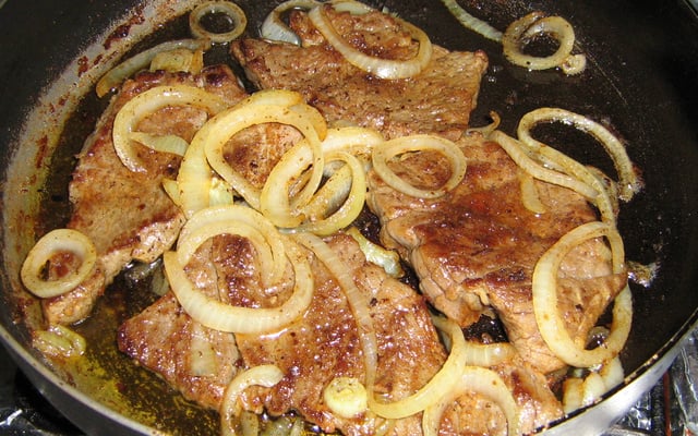 Carne de sol com cebolas