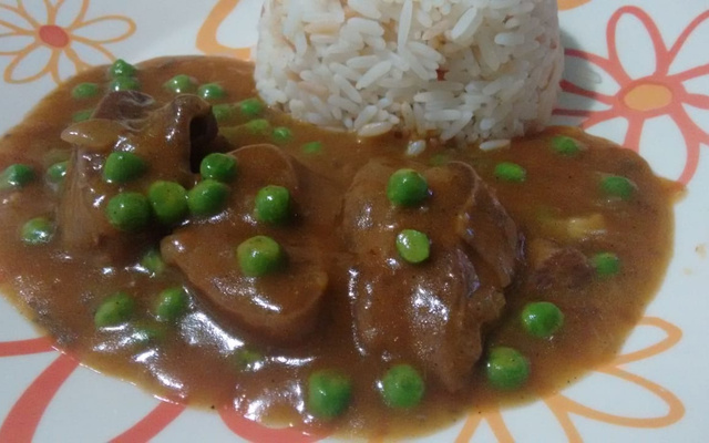 Língua ao molho de ervilhas