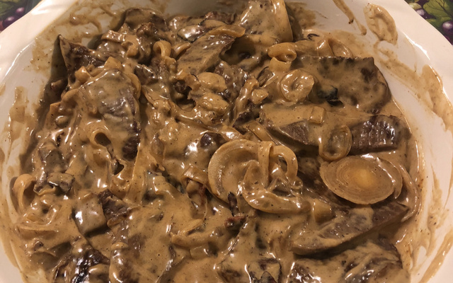 Bife acebolado com molho de maionese