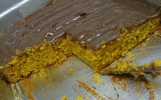 Bolo de cenoura com cobertura de brigadeiro