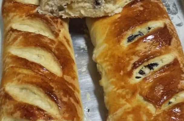 Pão doce recheado com ricota e uvas passas