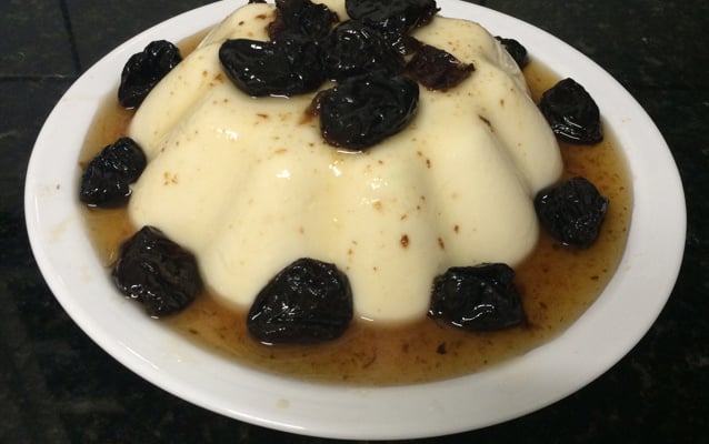 Manjar branco com calda de ameixas