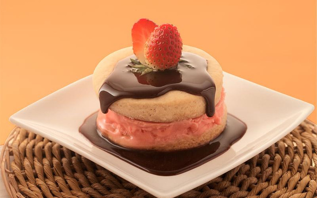 Biscoitos recheados com cobertura de morango e chocolate