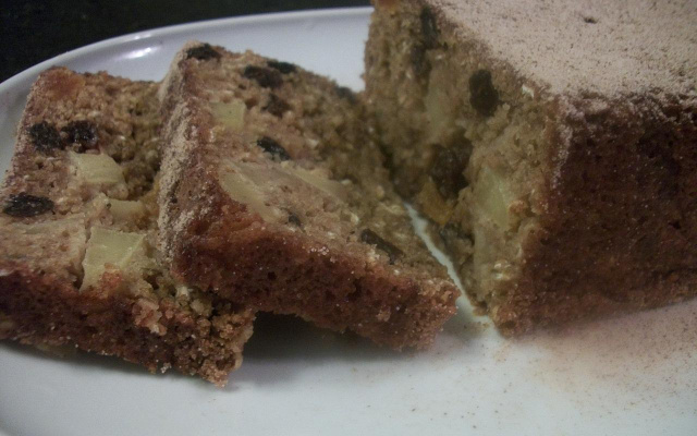 Bolo de maçã com canela e passas