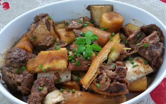 Costela com mandioca na cerveja