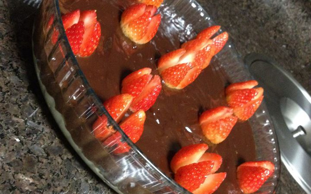 Torta Trufada de Chocolate Branco e Preto com Morangos