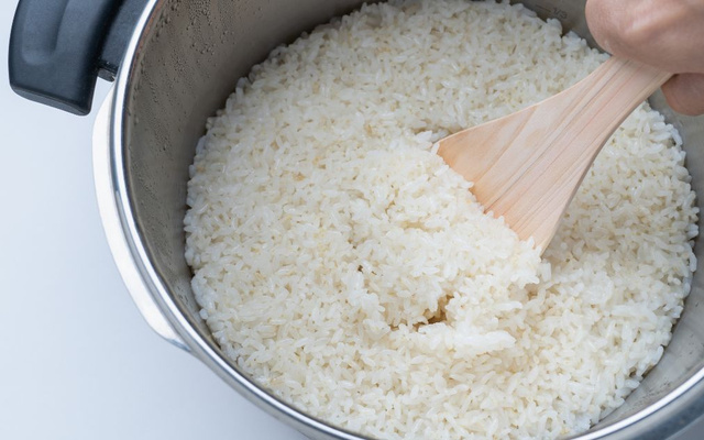 Arroz na panela de pressão em 5 minutos