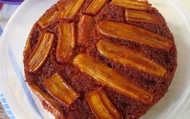 Bolo invertido de banana