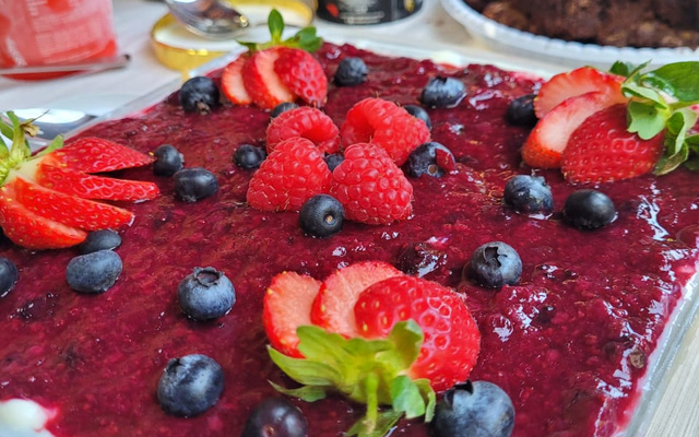 Pavê de biscoito folhado com geleia de frutas vermelhas