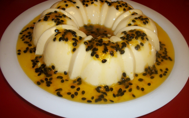 Flan de iogurte com maracujá