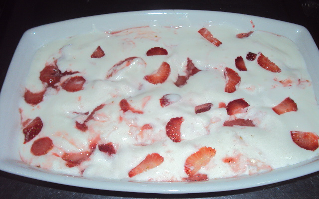 Sobremesa rápida de morango com creme