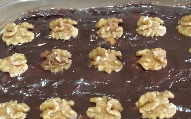 Pavê de doce de leite com nozes e cobertura de chocolate