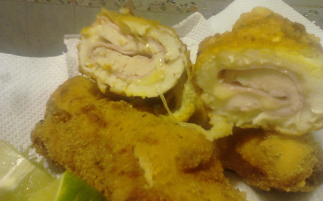 Rolê de frango empanado