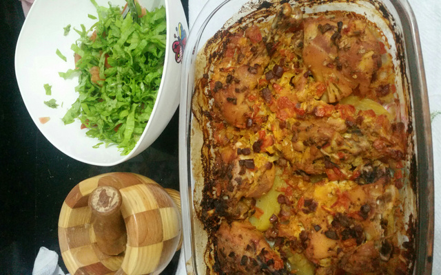 Frango assado com batata da Jujufe