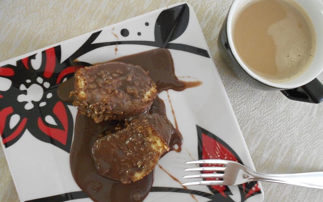 Bolo comum com cobertura de chocolate