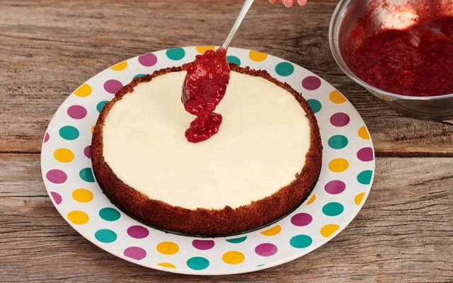 Torta de ricota com geleia de morango