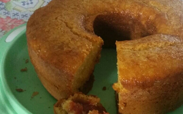 Bolo de fubá com goiabada