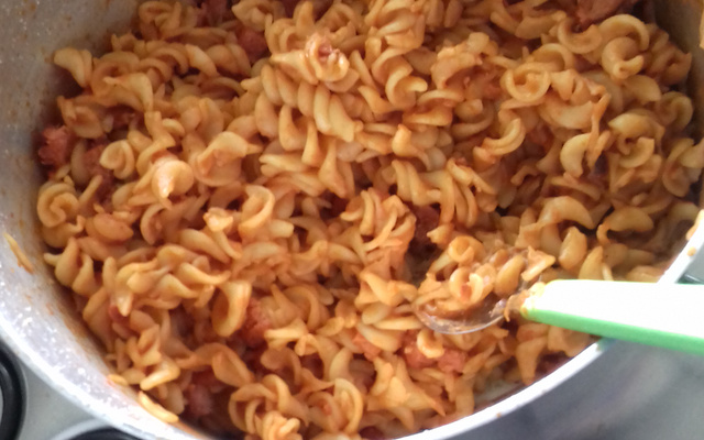 Macarrão com linguiça e salsicha