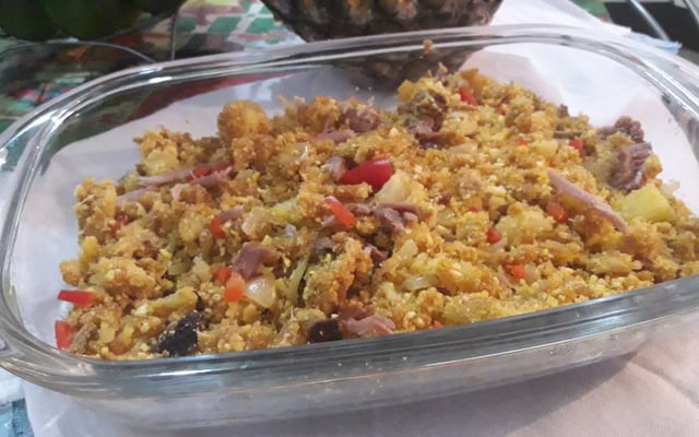 Farofa de pernil com abacaxi