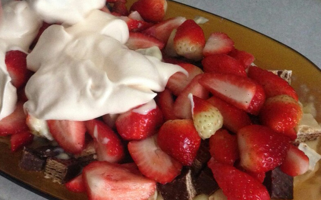 Pavê com morangos e bis branco