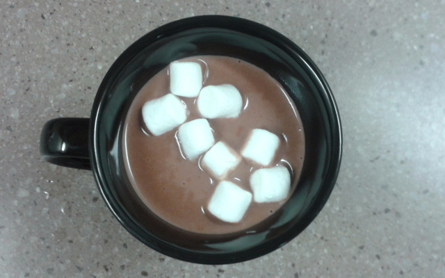 Chocolate quente cremoso de micro-ondas