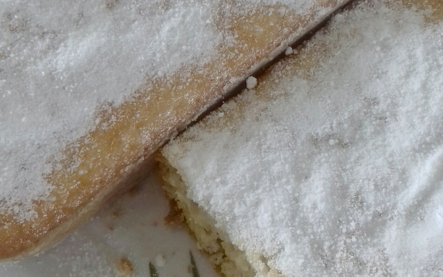 Bolo de baunilha e canela