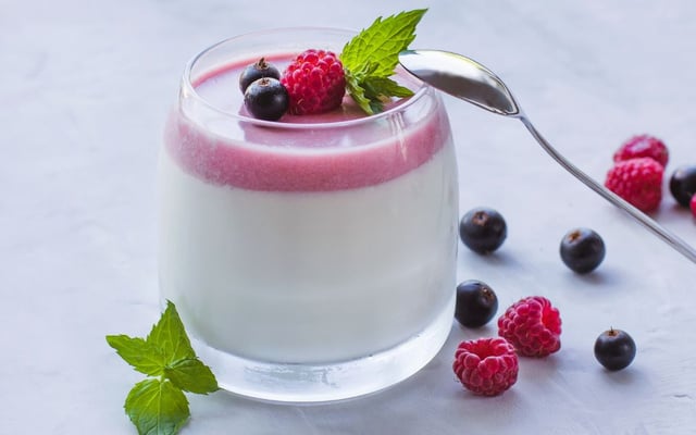 Creme belga em copo individual com creme de cereja por cima