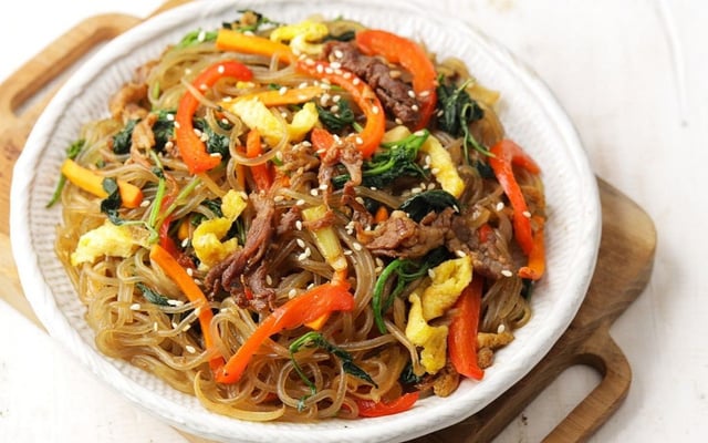Japchae com macarrão de batata-doce, carne e legumes