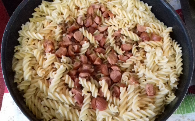 Macarrão bolonhesa com linguiça no forno