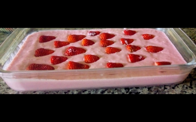 Gelatina cremosa com morangos