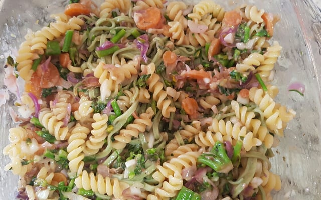 Salada de macarrão parafuso com atum
