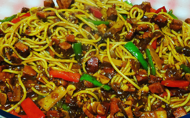 Macarrão com molho de lombo defumado e bacon