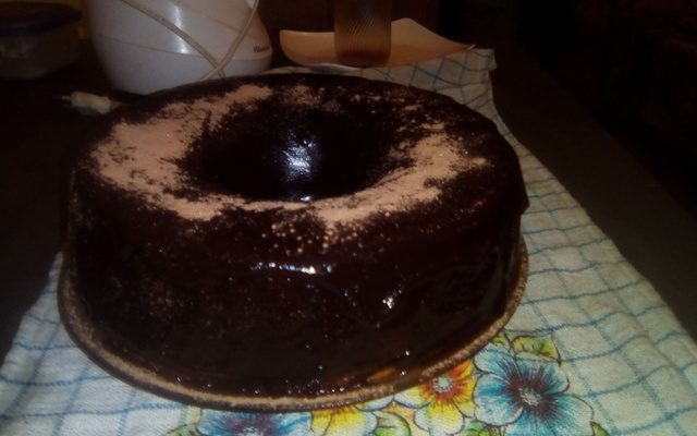 Bolo de laranja fofinho com calda de chocolate
