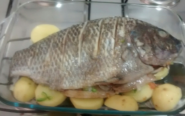 Tilápia ao forno com batatas
