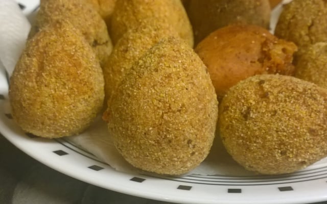 Coxinha com massa de farinha e batata
