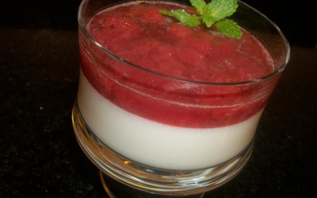 Creme de iogurte com calda de morango