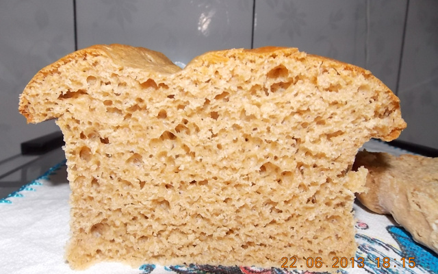 Pão fofinho de farinha integral de liquidificador